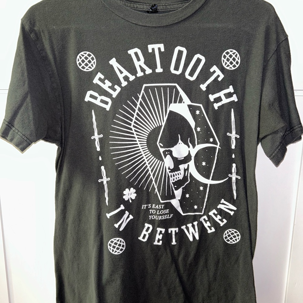 Beartooth In Between T-Shirt - Picture 1 of 2